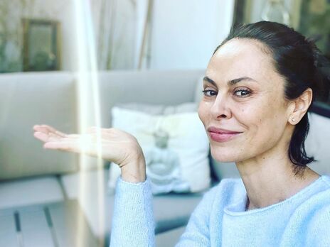 В узких брюках и пальто. 48-летняя Наталья Кличко показала осенний образ