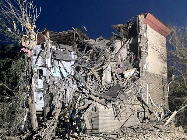 Російські окупанти завдали ракетних ударів по багатоповерхівках у Запоріжжі, рятувальники намагаються дістати людей із-під завалів – ОВА