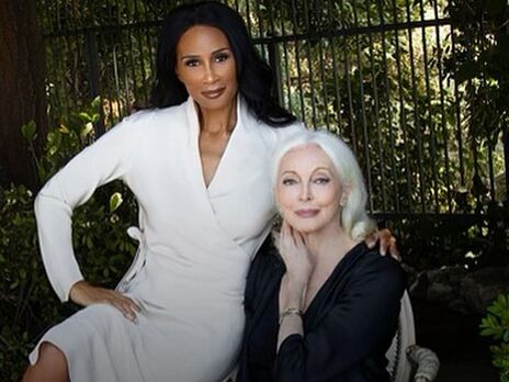 91-летняя Кармен Делль'Орефиче снялась для обложки американского глянца вместе с 69-летней первой темнокожей героиней Vogue. Видео