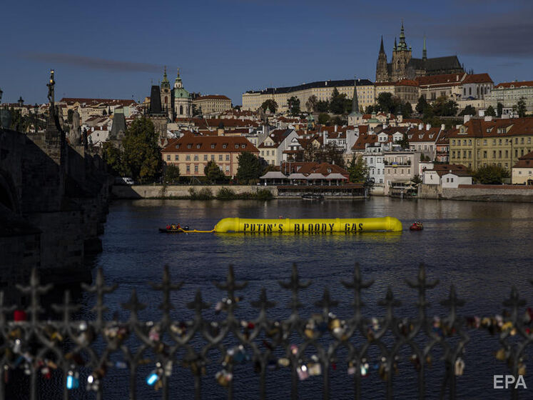"Газ крови Путина". На реке в центре Праги развернули надувной газопровод