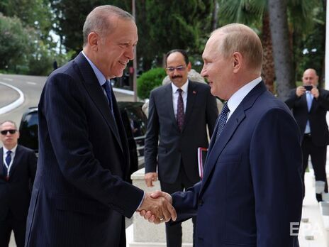 Эрдоган (на фото слева) неоднократно общался с Путиным о войне в Украине