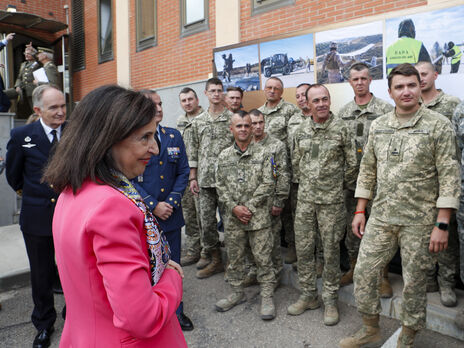 Роблес посетила авиабазу в Сарагосе, где украинские военнослужащие проходят обучение