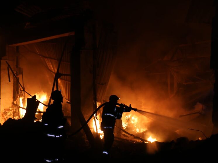 Окупанти обстріляли центр Харкова, горить один із лікувальних закладів – мер