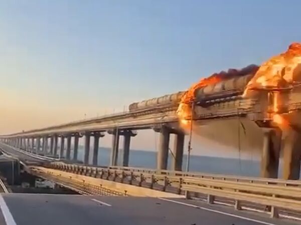 Опубліковано відео, як горять цистерни на Кримському мосту. Частину мосту зруйновано