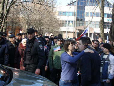 В Донецке разбили автомобиль из-за флагов Украины и Евросоюза