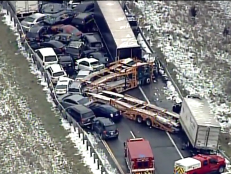 В США столкнулись по меньшей мере 40 автомобилей, власти сообщают о троих погибших