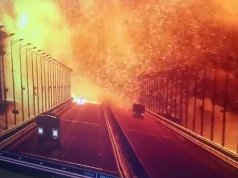 На Кримському мосту сьогодні сталися вибух та пожежа, частину конструкцій зруйновано