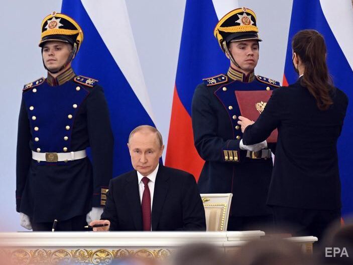 Латынина о выступлении Путина в Георгиевском зале Кремля: Это была его последняя карта. Он хотел, чтобы мы смотрели на него и ужасались: "Этот сейчас нажмет на кнопку"