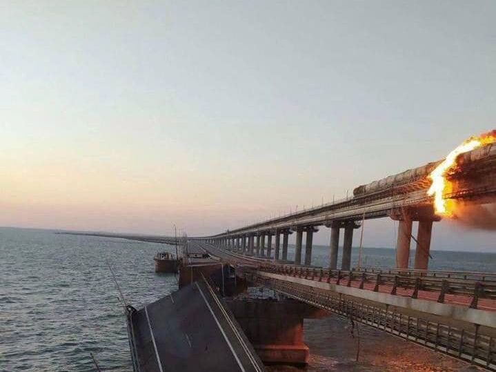В РФ сообщают о троих погибших на Крымском мосту. Известно, что взорвавшийся грузовик принадлежит гражданину России