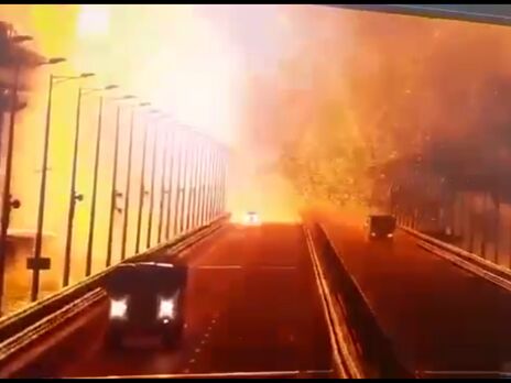 Оккупанты заявили, что на Крымском мосту взорвался грузовик. В Кремле не могут спрогнозировать, когда мост восстановят