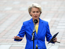 Пять нарядов в цветах украинского флага главы ЕС фон дер Ляйен. Фото