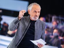 Шустер: За две недели до первых выборов Путина журналист Артем Боровик на частном борту летел в Грузию, чтобы встретиться с настоящей матерью Путина. Самолет взорвался