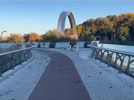 Кличко показал пешеходный мост в центре Киева после обстрела оккупантами. Видео