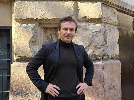 Вакарчук после ракетных обстрелов Киева исполнил на уцелевшем 