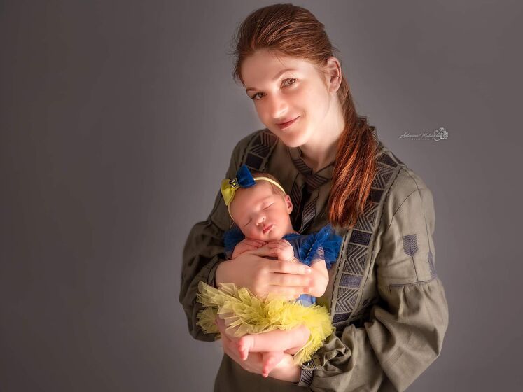 Звільнена з полону українська військовослужбовиця Мар'яна Мамонова провела першу фотосесію з новонародженою дочкою. Відео