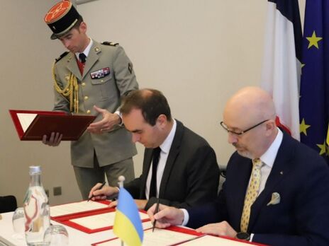 Постачання нової зброї. Україна і Франція підписали грантову угоду у сфері безпеки й оборони