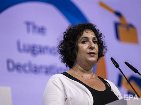 Посол Великобритании в Украине поработала вечером с фонариком для экономии электроэнергии