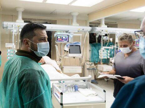 Зеленський відвідав військовий шпиталь і вручив державні нагороди пораненим захисникам України