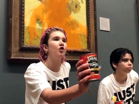 Экоактивистки из Just Stop Oil, вылив суп на произведение искусства, приклеили руки к стене