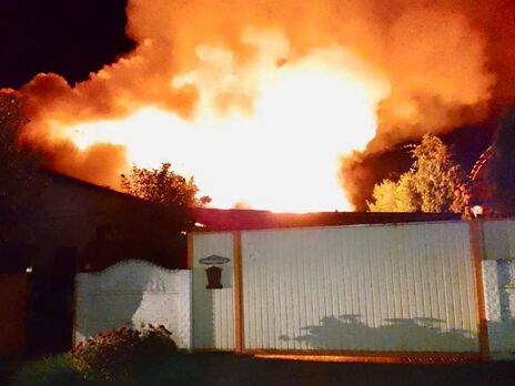 Окупанти завдали ракетного удару по енергетичному об'єкту у Дніпропетровській області. В ОВА повідомили про сильну пожежу