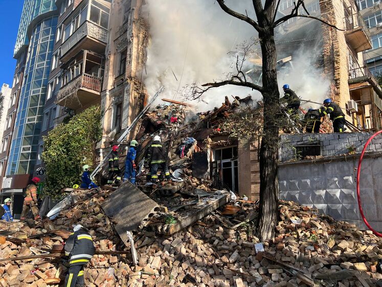 В Киеве спасатели нашли под завалами дома тело женщины, погибшей в результате атаки российских дронов 