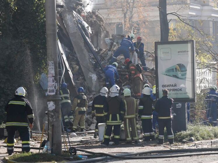 В Киеве спасатели нашли тело еще одной погибшей в результате удара российского дрона по жилому дому