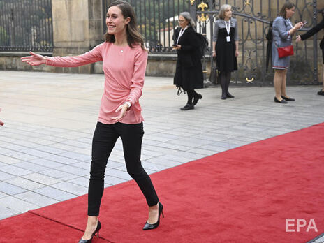 У вузьких штанах із рюкзаком за спиною. 36-річна прем'єр-міністерка Фінляндії розповіла, чому ходить на роботу пішки