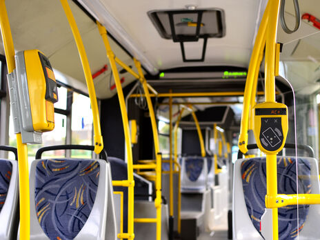 В Киеве можно рассчитаться в автобусах с помощью банковской карты или телефона с NFC