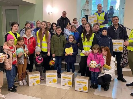 Переселенцы в Запорожье получили еще один гуманитарный груз от Фонда Рината Ахметова