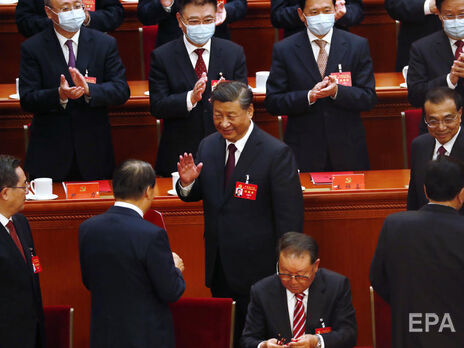 Сі Цзіньпіна переобрали головою КНР на третій п'ятирічний строк. Із засідання вивели його попередника