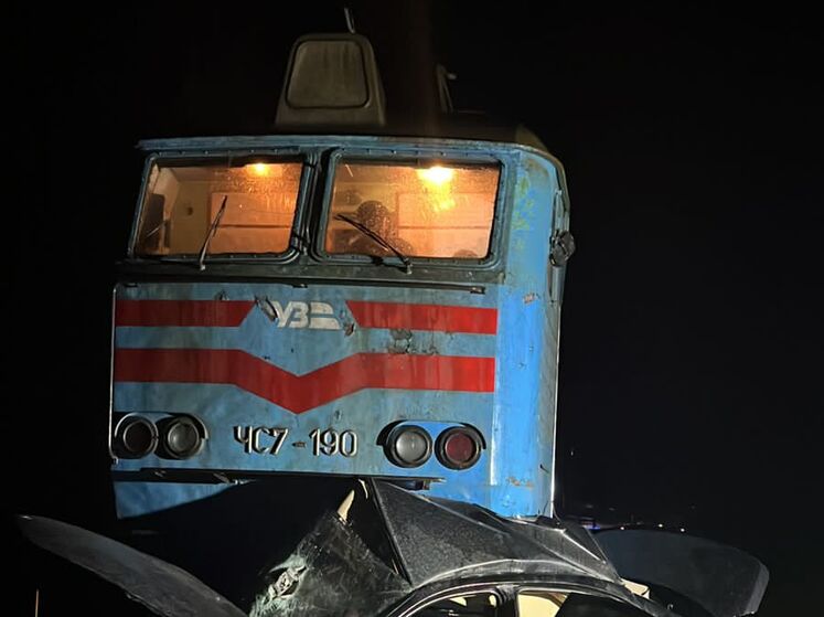 Во Львовской области на переезде столкнулись автомобиль и поезд, есть погибшие и пострадавшие – полиция