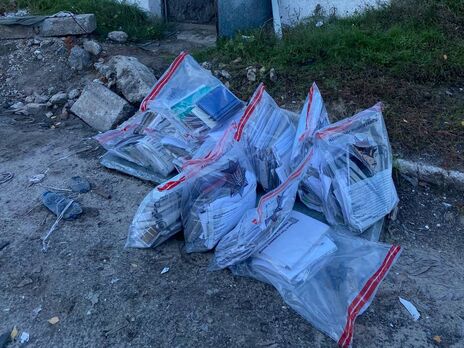 В Изюме нашли 13 мешков секретной документации российских оккупантов – полиция