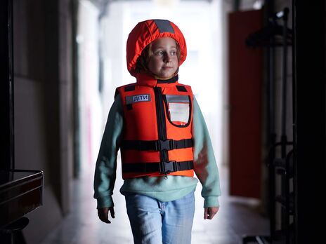 В Украине начали серийное производство детских бронежилетов. Для эвакуации детей из зоны боевых действий 