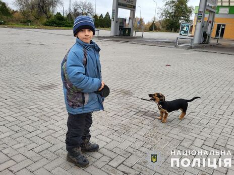 Поліцейські евакуювали з Бахмута восьмирічного хлопчика. Від російського снаряда загинули його батько і вагітна мати