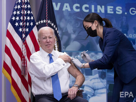 Байден снова привился от COVID-19 и призвал американцев вакцинироваться от коронавируса, как от гриппа, – раз в год