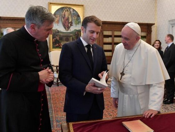 Макрон закликав папу римського зателефонувати Путіну й подарував йому книжку Канта. Подарунок спричинив скандал