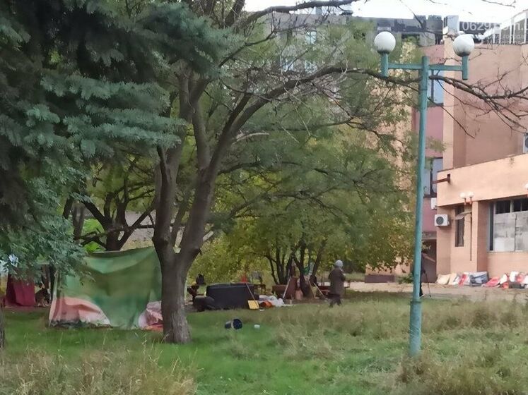 В оккупированном Мариуполе люди из разбомбленных домов живут в палатках, им не дают новое жилье