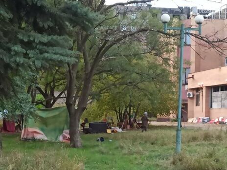 В оккупированном Мариуполе люди из разбомбленных домов живут в палатках, им не дают новое жилье