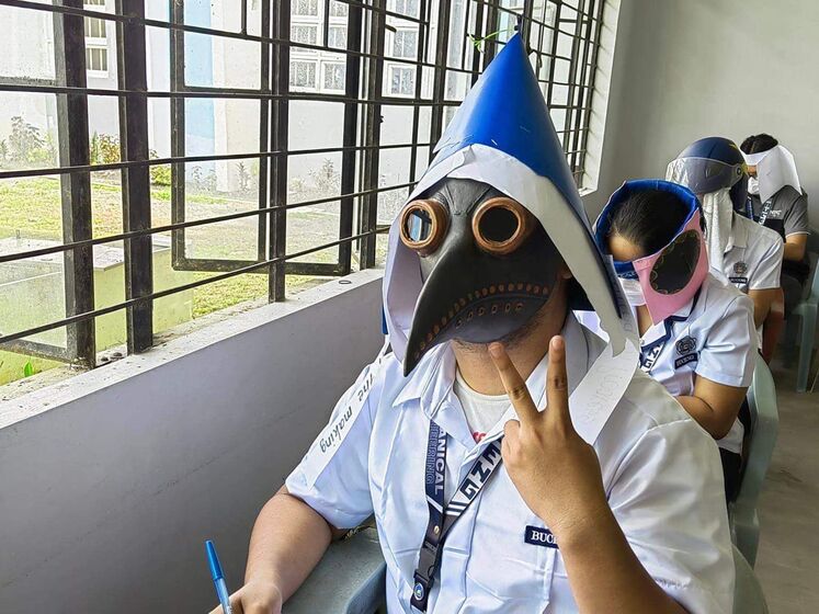 Филиппинские студенты по просьбе профессора сдавали экзамен в антимошеннических шляпах и показали результат лучше, чем когда могли списывать