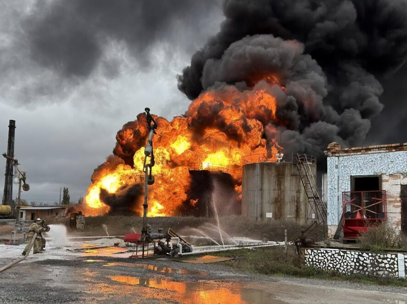 В Шахтерске новый сильный пожар на вокзале и нефтебазе, оккупанты заявили  об обстреле. Видео