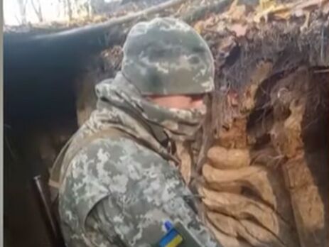 Український захисник в окопі за допомогою підручних матеріалів витесав скульптуру. Відео стало вірусним у мережі