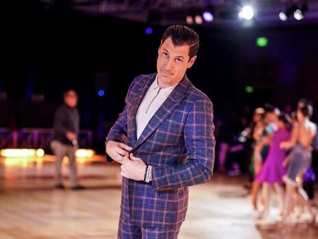 Чмерковский показал, как умеет лежать на гвоздях