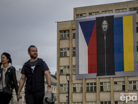 В Чехии на здании МВД появился баннер с Путиным в мешке для трупов