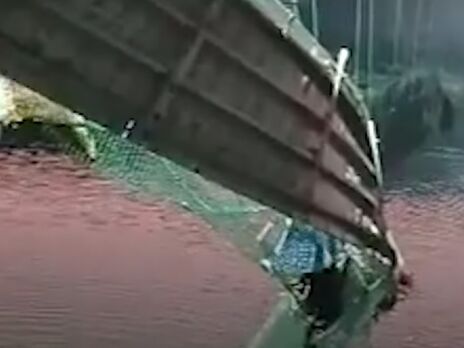 В Индии обвалился недавно отремонтированный мост, погиб 91 человек