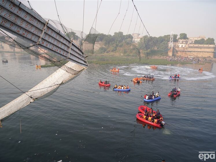 Число погибших в результате обрушения моста в Индии увеличилось до 134 человек. Момент трагедии попал на видео