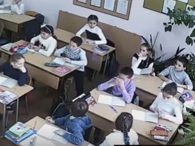 В школе оккупированного Крыма школьник расплакался, когда зазвучал гимн Украины