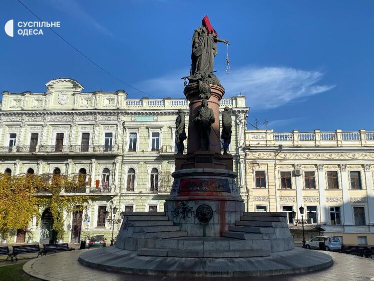 На пам'ятнику Катерині II в Одесі з'явилися червоний ковпак ката і зашморг. Фото