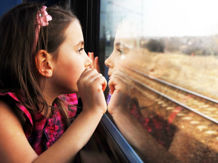 У Польщі українка пробігла три кілометри за потягом, у якому залишилися її діти