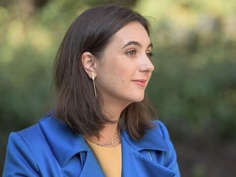 36-летняя Мендель показала, как выглядит без воды и света