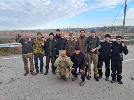 Новий обмін полоненими: Україна звільнила 107 військових, серед них багато поранених азовців